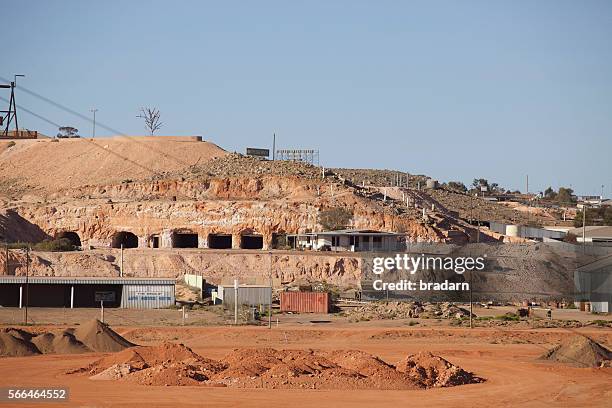 coober pedy opal mining town - opal mining stock-fotos und bilder