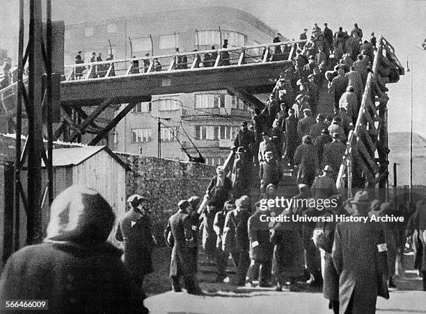 Footbridge over Chlodna Street in the Warsaw Ghetto, 1942.