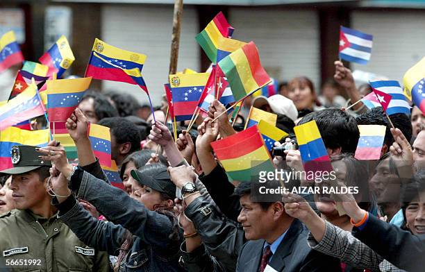 Bolivianos con banderas de su pais y de Venezuela saludan a Hugo Chavez presidente de ese pais a su llegada a la Universidad Mayor de San Andres de...