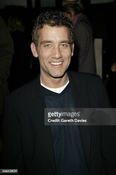 Clive Owen arrives at the UK Premiere of "Derailed" at the Curzon Mayfair on January 23, 2006 in London, England.