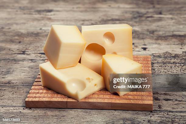 chunks of maasdam dutch cow's milk cheese - cheeses stock-fotos und bilder