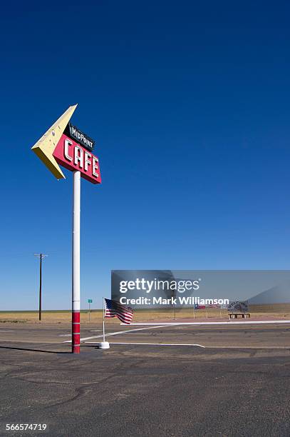 route 66 midpoint café sign. - route 66 photos et images de collection