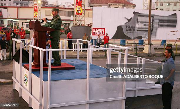 En una improvisada tribuna, en lka avenida del maleocn habanero, el presidente cubano Fidel Castro realiza un discurso el 24 de Enero del 2006 antes...