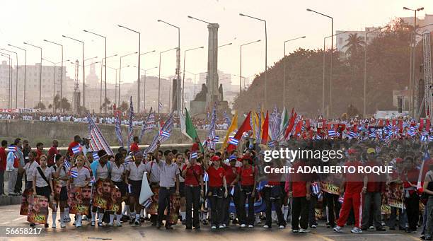 Cientos de miles de cubanos participan el 24 de Enero del 2006 en una marcha de protesta por frente a la Oficina de Intereses de EE.UU en La Habana....