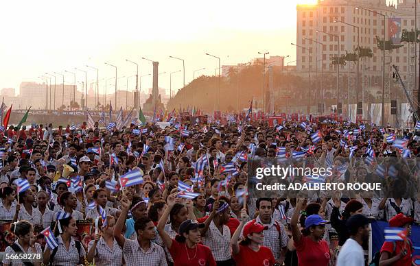Cientos de miles de cubanos participan el 24 de Enero del 2006 en una marcha de protesta por frente a la Oficina de Intereses de EE.UU en La Habana....