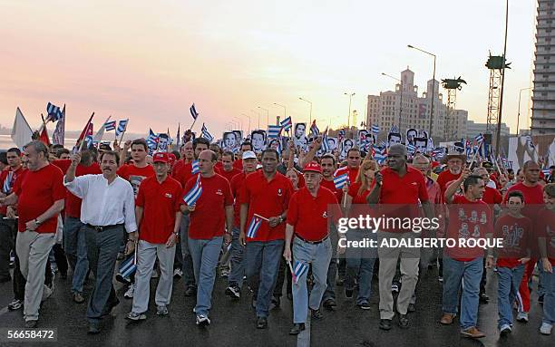 Dirigentes del gobierno cubano marchan el 24 de Enero del 2006 por el malecon de La Habana, y frente a la Oficina de Intereses de EE.UU. La marcha...