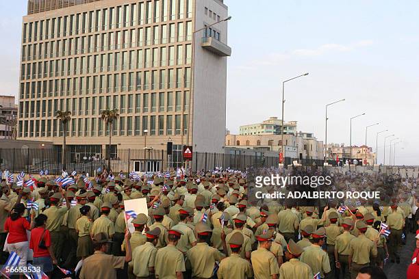 Jovenes militares cubanos marchan el 24 de Enero del 2006 por el malecon de La Habana, y frente a la Oficina de Intereses de EE.UU . La marcha fue...