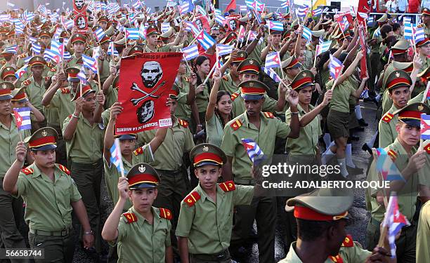 Jovenes militares cubanos marchan el 24 de Enero del 2006 por el malecon de La Habana, y frente a la Oficina de Intereses de EE.UU. La marcha fue...