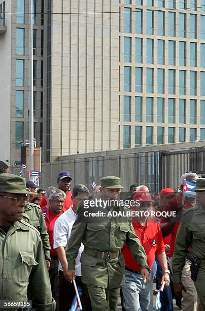 El Presidente cubano FIdel Castro marcha frente a la Oficina de Intereses de EE.UU en La Habana, al cierre de una marcha de 1 millon 400 mil cubanos...