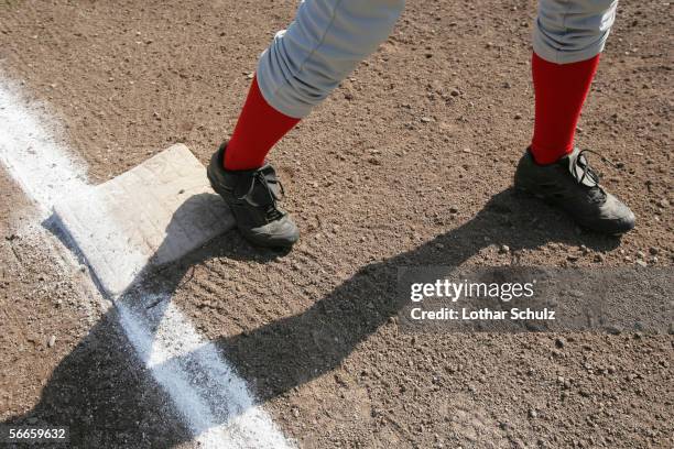 baseball player standing on a base - base artículos deportivos fotografías e imágenes de stock