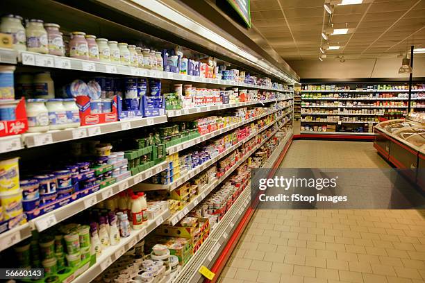 shelves in a supermarket - cabide objeto manufaturado imagens e fotografias de stock