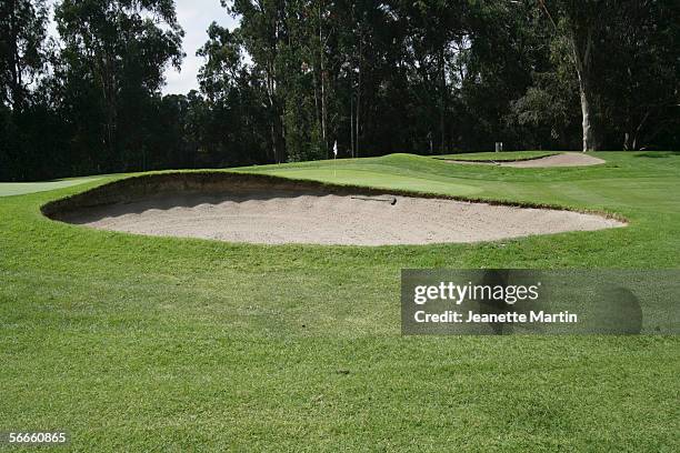 a sand trap in front of a green on a golf course - sandbunker stock-fotos und bilder