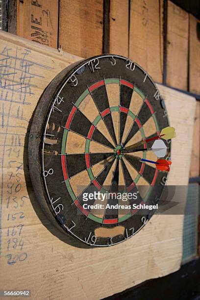 side view of a dartboard with darts on the center - 圓靶 個照片及圖片檔