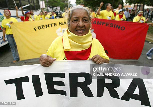 Una activista participa en una manifestacion en la instalacion del Foro Social Mundial , en la ciudad de Caracas el 24 de Enero de 2006. Unos pocos...