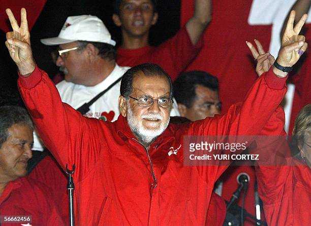 El Salvador: En esta foto de archivo de marzo de 2004 el emblematico ex-jefe guerrillero del Frente Farabundo Marti para la Liberacion Nacional...