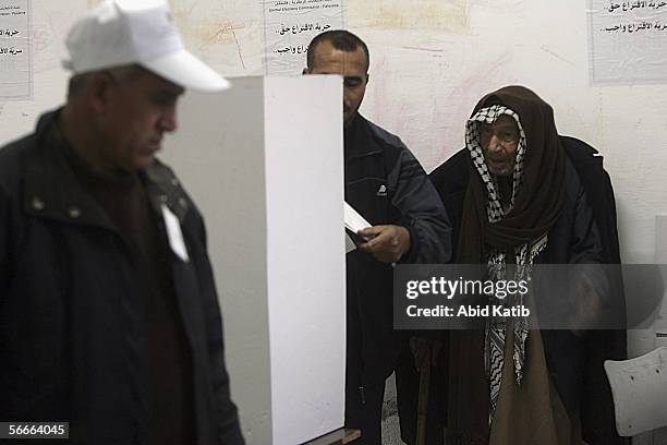 Palestinians vote for Palestinian legislative candidates, in the U.N. School Alef which is being used as an election station,January 25 2006, in Gaza...