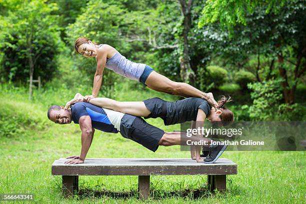 human push up pyramid - pirâmide humana imagens e fotografias de stock