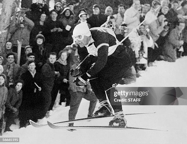 Cortina d'Ampezzo, ITALY: POUR ILLUSTRER LE PAPIER "JO-2006 - L'ultime retraite de Toni Sailer" - Austrian skier Toni Sailer picks up speed during...