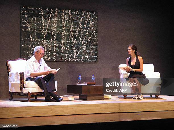 El escritor peruano Mario Vargas Llosa y la actriz peruana Vanessa Saba ensayan parte de la obra "La verdad de las mentiras" en Lima, el 25 de enero...