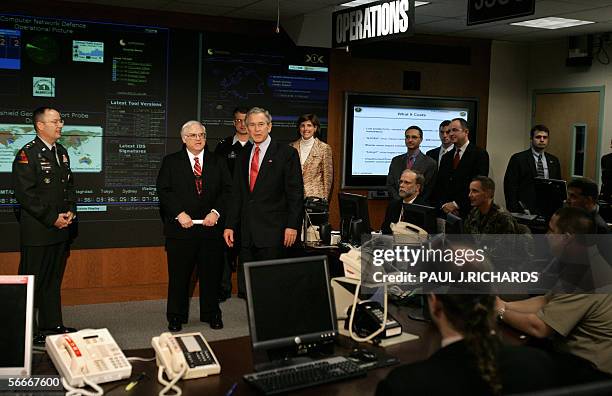 Fort Meade, UNITED STATES: US President George W. Bush tours the Threat Operations Center inside the National Security Agency 25 January 2006 in...