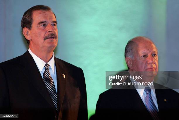 El presidente de Chile Ricardo Lagos y su homologo mexicano Vicente Fox participan de un acto protocolar en el palacio La Moneda, en Santiago, el 25...