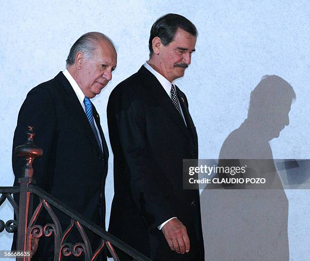 El presidente de Chile Ricardo Lagos recibe a su homologo mexicano Vicente Fox en el palacio La Moneda, en Santiago, el 25 de enero de 2006. Una...