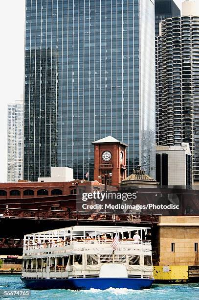 water taxi on a river, chicago river, chicago, illinois, usa - táxi aquático imagens e fotografias de stock