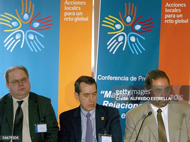 Michel Rosengaus Gerente del Servicio Metereologico Nacional, habla en conferencia de prensa, acompanado de Claudio Caponi de la Organizacion...