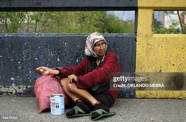 Tegucigalpa, HONDURAS: Una mujer pide limosna en las inmediaciones del estadio "Tiburcio Carias Andino" de Tegucigalpa, el 26 de enero de 2006, donde...