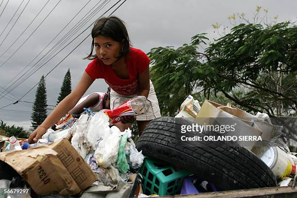 Tegucigalpa, HONDURAS: Una nina busca comida entre basura, en las inmediaciones del estadio "Tiburcio Carias Andino" de Tegucigalpa, el 26 de enero...