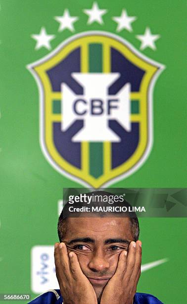 Foto tomada el 26 de abril de 2005 de la estrella del futbol brasileno Romario, durante una rueda de prensa antes de enfrentar a Guatemala, en Sao...