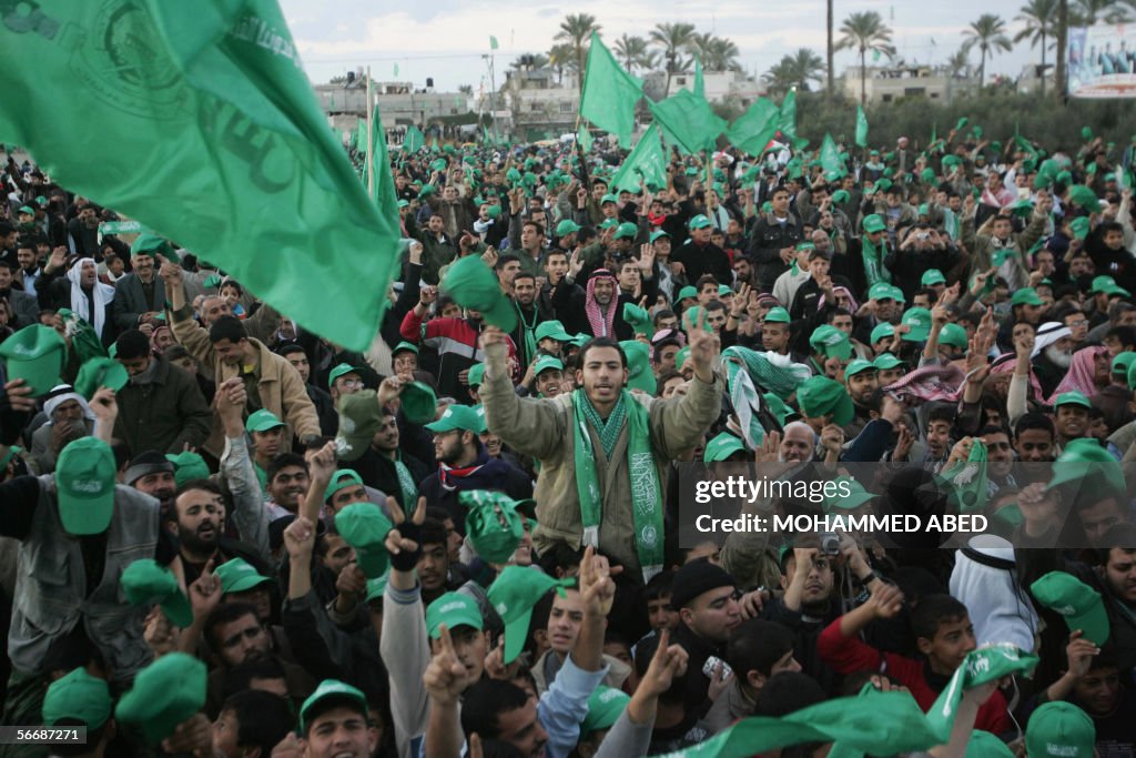 A sea of Palestinain Hamas supporters ch