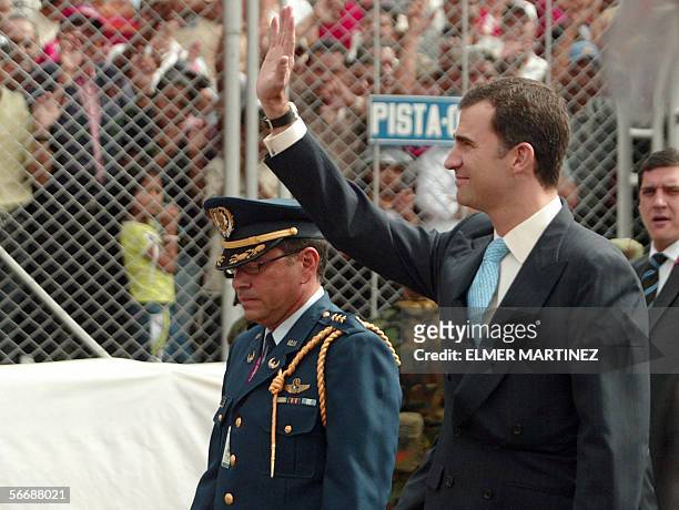 Tegucigalpa, HONDURAS: El principe de Asturias Felipe de Borbon entra al estadio Tiburcio Carias Andino en Tegucigalpa el 27 de enero de 2006, para...