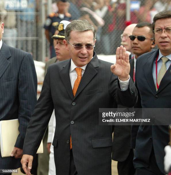Tegucigalpa, HONDURAS: El presidente de Colombia Alvaro Uribe saluda al publico al hacer su ingreso al estadio Tiburcio Carias Andino para asistir a...