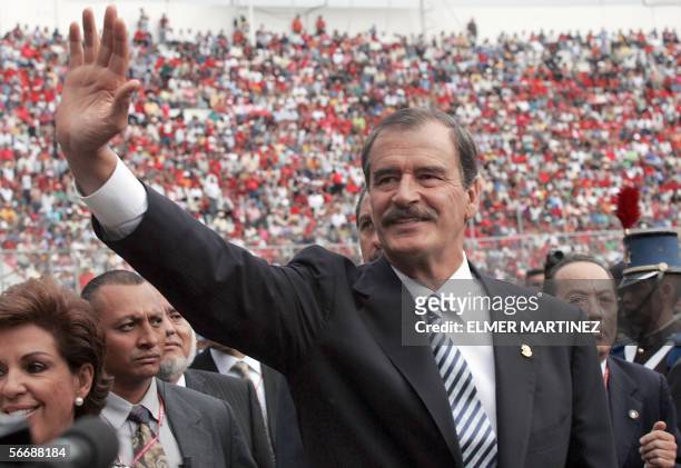 Tegucigalpa, HONDURAS: El presidente de Mexico Vicente Fox saluda a su entrada al estadio Tiburcio Carias Andino en Tegucigalpa el 27 de enero, para...