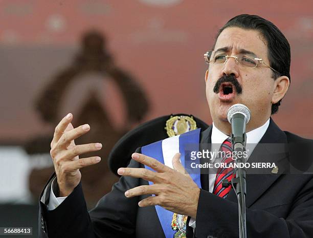 Tegucigalpa, HONDURAS: The new Honduran President Manuel Zelaya Rosales delivers a speech after being sworn-in 27 January, 2006 in Tegucigalpa,...