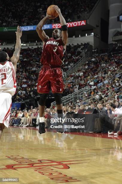 Dwyane Wade of the Miami Heat shoots over Luther Head of the Houston Rockets on January 29, 2006 at the Toyota Center in Houston, Texas. NOTE TO...