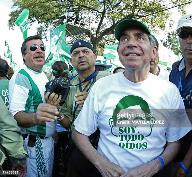 Oscar Arias , Premio Nobel de la Paz 1987, ex presidente de Costa Rica y candidato presidencial, ingresa a la tarima donde dirigio su acto policico...