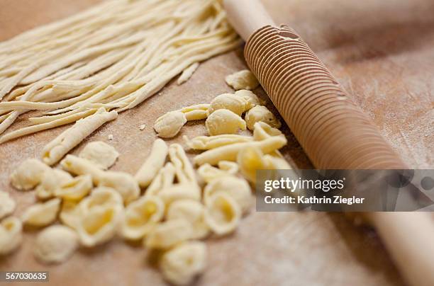 close-up of homemade pasta and rolling pin - pasta foto e immagini stock