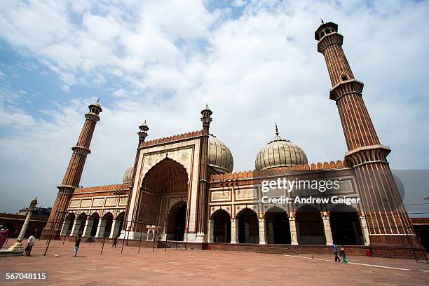 people walking in square of jama masjid mosque - agra jama masjid mosque fotografías e imágenes de stock