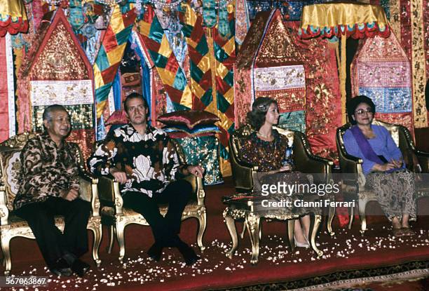 In their official trip to Indonesia, the Spanish Kings Juan Carlos of Borbon and Sofia in the throne room with Indonesian President Suharto and wife...
