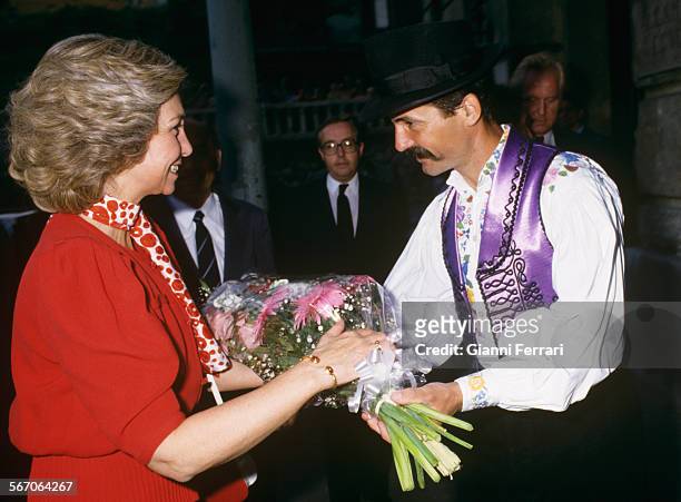 In her official visit to the People's Republic of Hungary the Spanish Queen Sofia receives some flowers in the Theatre Budai Vigedo Budapest,...