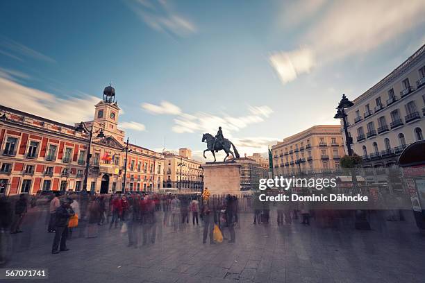 puerta del sol (madrid) - madrid stockfoto's en -beelden