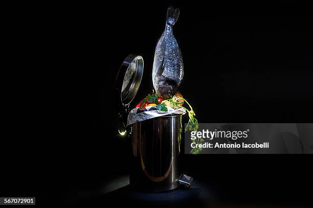 gran rifiuto - dustbin lid stock pictures, royalty-free photos & images