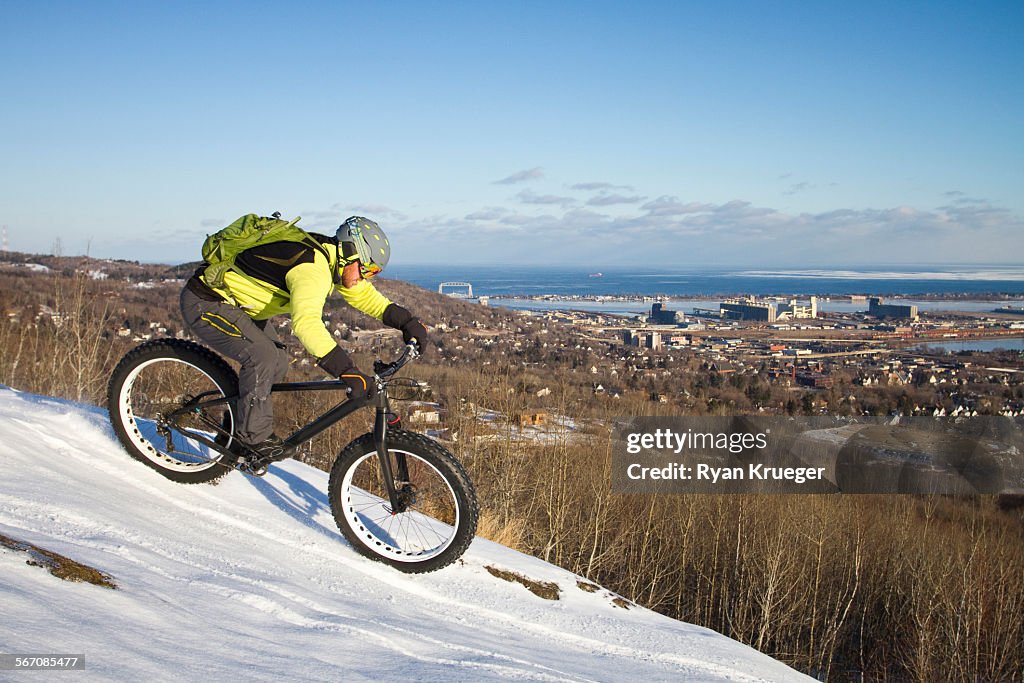 Man fatbiking