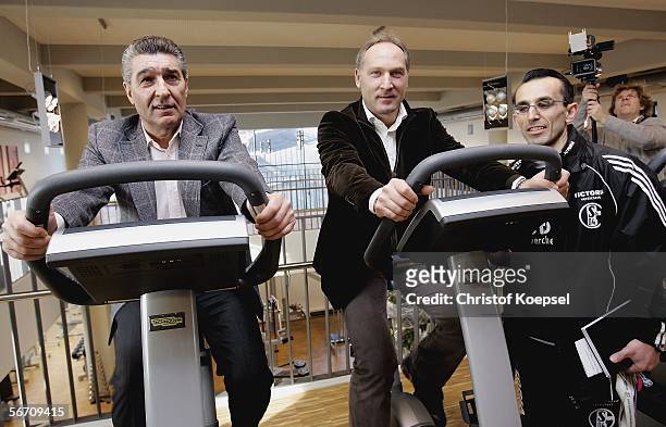 Manager Rudi Assauer and team manager Andreas Mueller cycle on spinning-cycles and are monitored by fitness coach and doctor Christos Papadopoulos in...