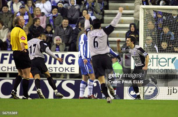 Wigan, UNITED KINGDOM: Everton's Leon Osman celebrates scoring against Wigan Athletic during their English Premiership soccer match at the JJB...