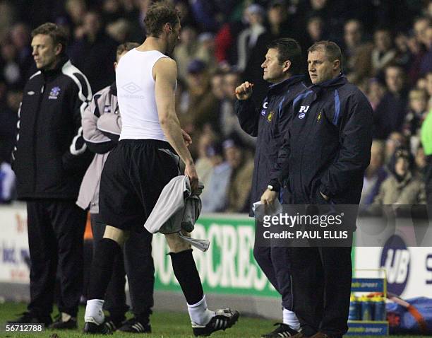 Wigan, UNITED KINGDOM: Everton's Duncan Ferguson is sent off for punching Wigan Athletic's Pascal Chimbonda during their English Premiership soccer...