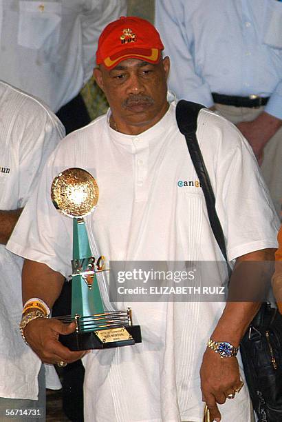 Former boxer Ken Norton receives a prize in cancun, Mexico, 31 January 2006, during the World Boxing Counsil's "WBC's" Night of Champions. AFP...