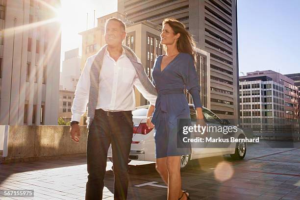 mature couple arriving at the city - elegant couple stockfoto's en -beelden